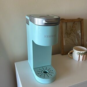 Keurig mini single brew coffee maker.
